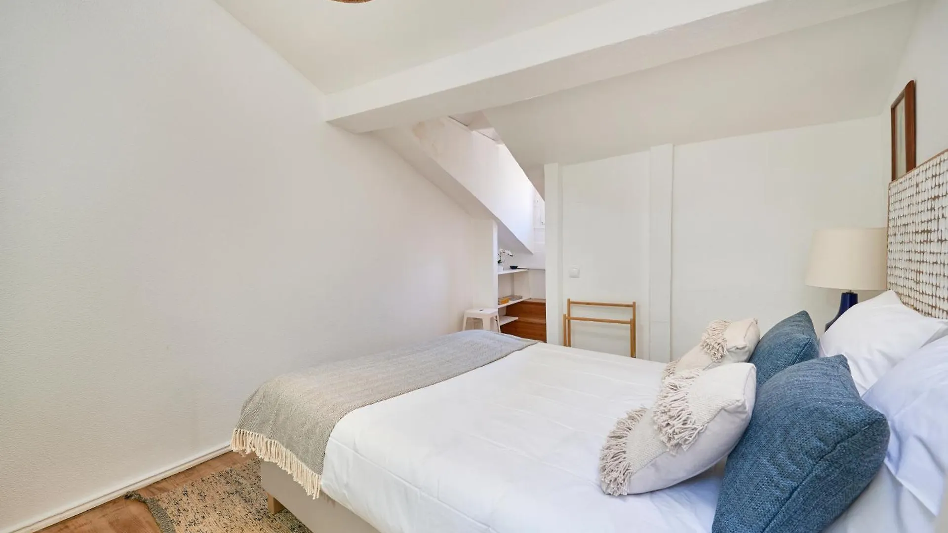 Idyllic Light-Filled Alfama Apt, By Timecooler Lisboa 0*,